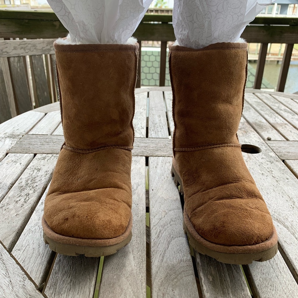 Classic short beige/chestnut UGG boots w/fur